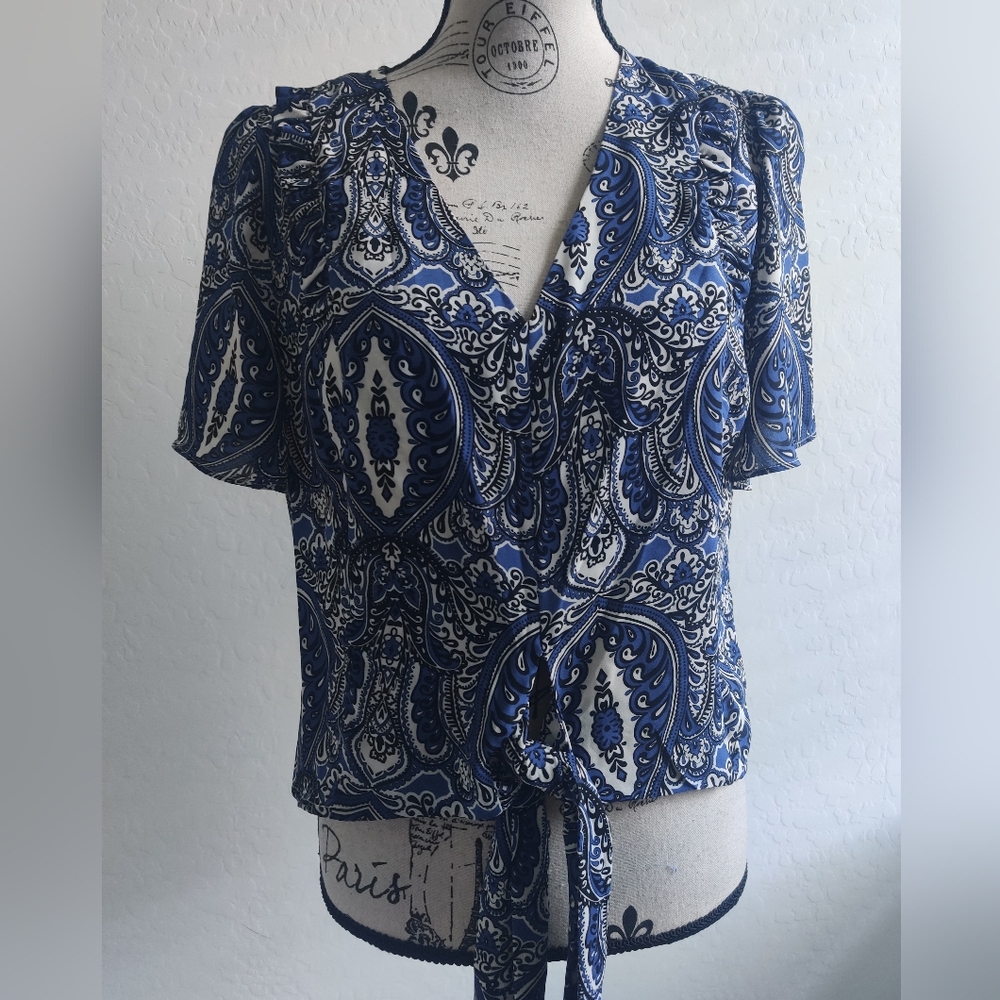 🆕 Soho Jeans NY&Co. Paisley Print Blue & White Office Women's Tie Front Top_Med